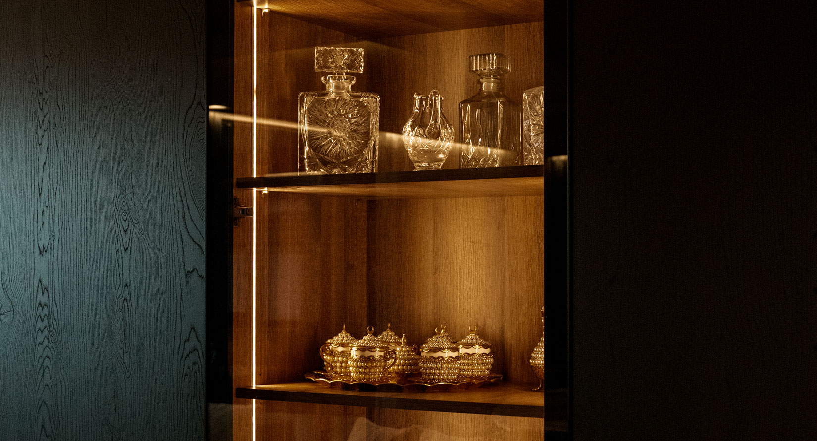 Mueble-a-medida-madera-personalizado-cristaleria-iluminado