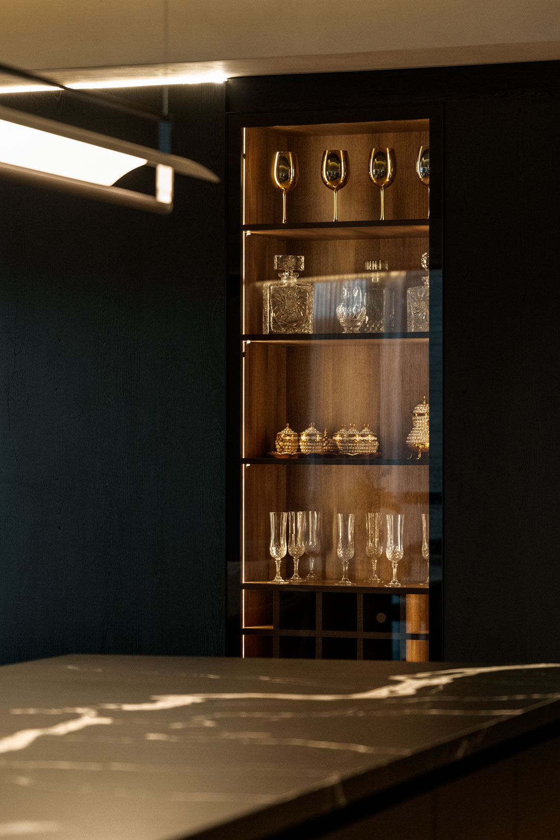 Mueble-madera-personalizado-cristaleria-iluminado