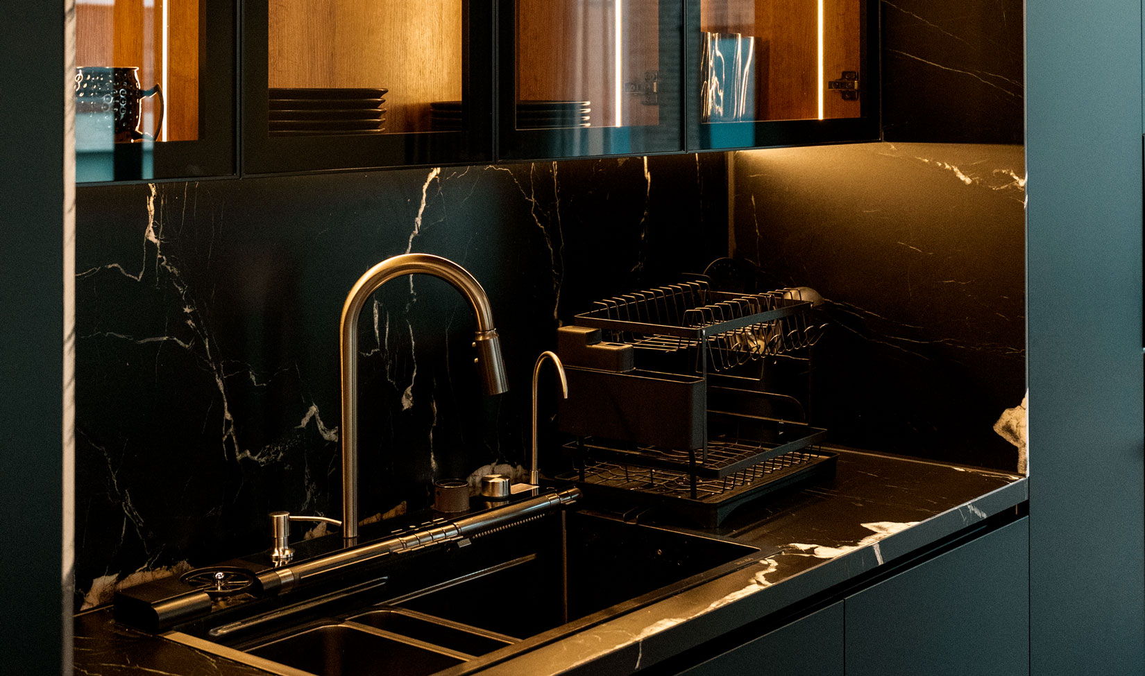 diseno-cocina-integral-moderna-vidrio-premium
