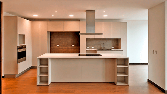 Cocina-integral-con-isla-acabados-madera-iluminado-amplia