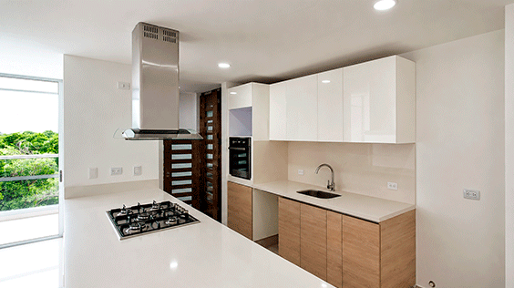 Cocina-integral-madera-acabados-blanco-brillante