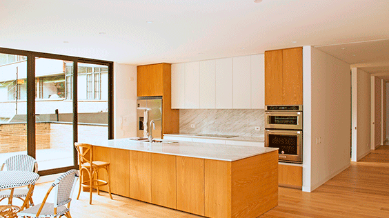 Cocina-integral-madera-acabados-brillante-isla-marmol-edificio