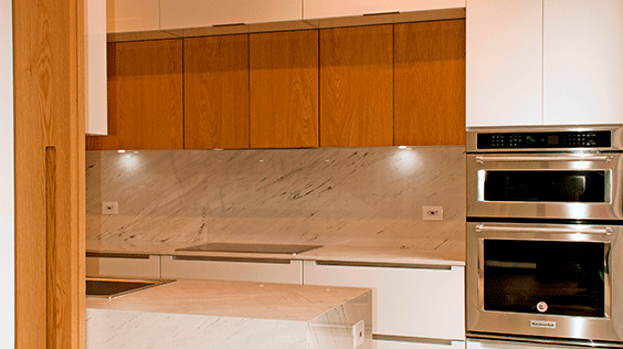 Cocina-integral-madera-torre-horno-acabados-blanco-brillante