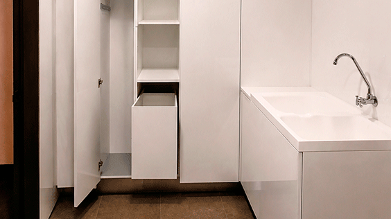 Cuarto-de-lavado-amplio-acabados-blanco-brillante-proyecto-residencial