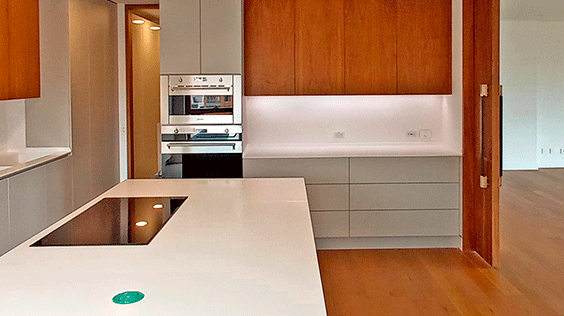 Meson-marmol-madera-cocina-integral-acabados-blanco-iluminado