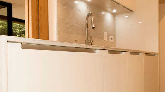 Mueble-lava-platos-cocina-integral-acabados-blanco-brillante-iluminado